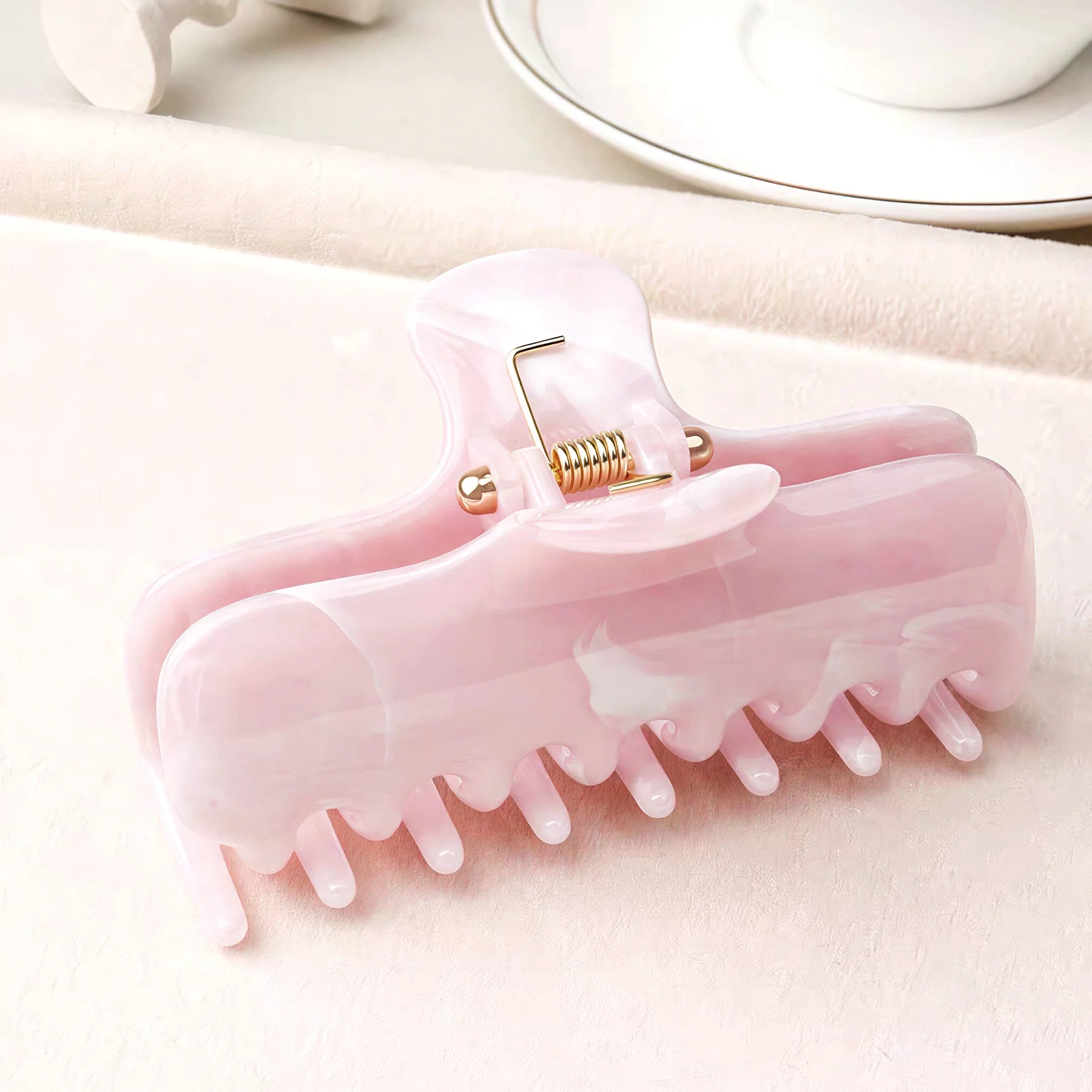Close-up view of the pink marbled claw clip from the Glamup Flora set, highlighting its polished finish and strong spring.