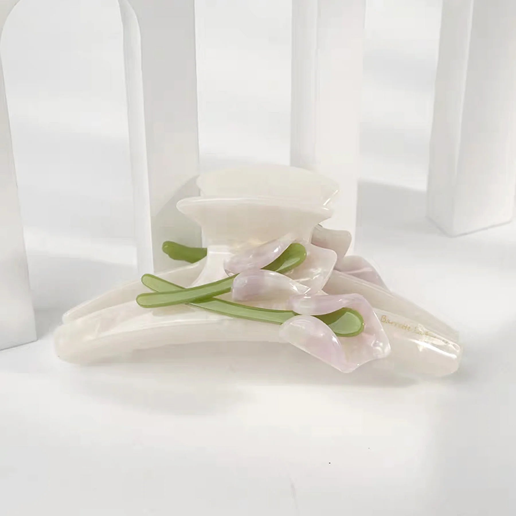 Detailed close-up of the white Glamup Flora claw clip adorned with realistic 3D pastel tulip flowers.